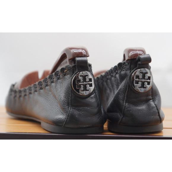 TORY BURCH ABBEY BLACK SILVER LEATHER REVA MEDALLION FLATS 7 $225 - Picture 2 of 11